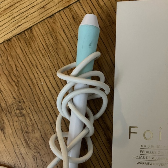 We R Memory Keepers Freestyle Foil Quill W/ Assorted Hot Foil Sheets and Rolls - Picture 7 of 13